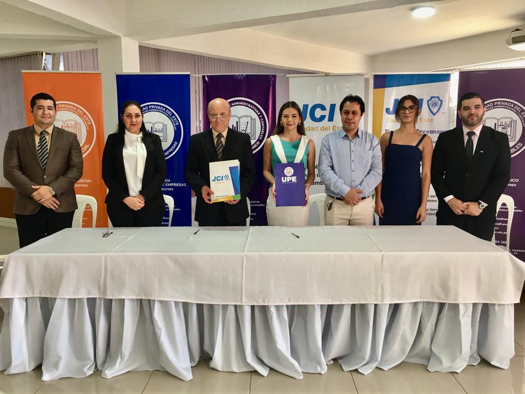 Firma de Convenio entre la Facultad de Ciencias Administrativas y Contables UPE y la JCI Ciudad del Este